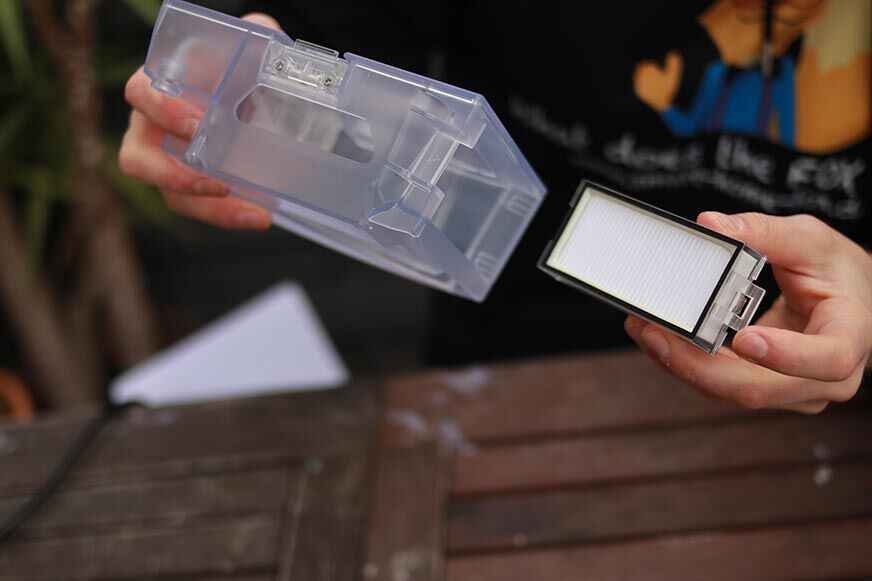 Фильтр HEPA робота-пылесоса Roborock Q7 Max в руках